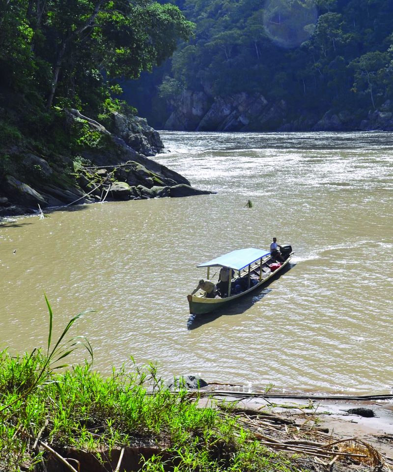 Bote en el río Beni
