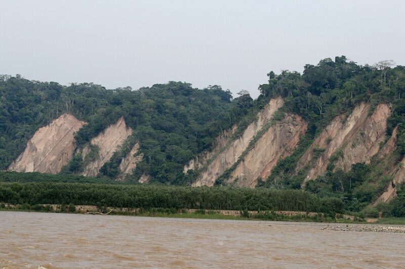 Acantilados y selva a lo largo del río Tuichi, Parque Nacional Madidi