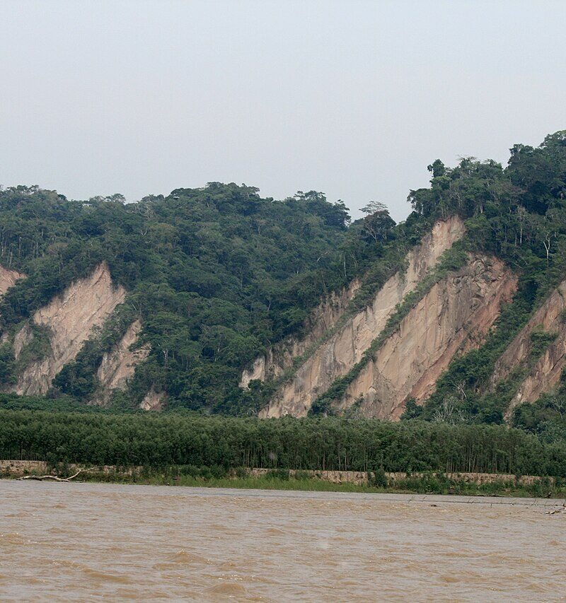 Acantilados y selva a lo largo del río Tuichi, Parque Nacional Madidi