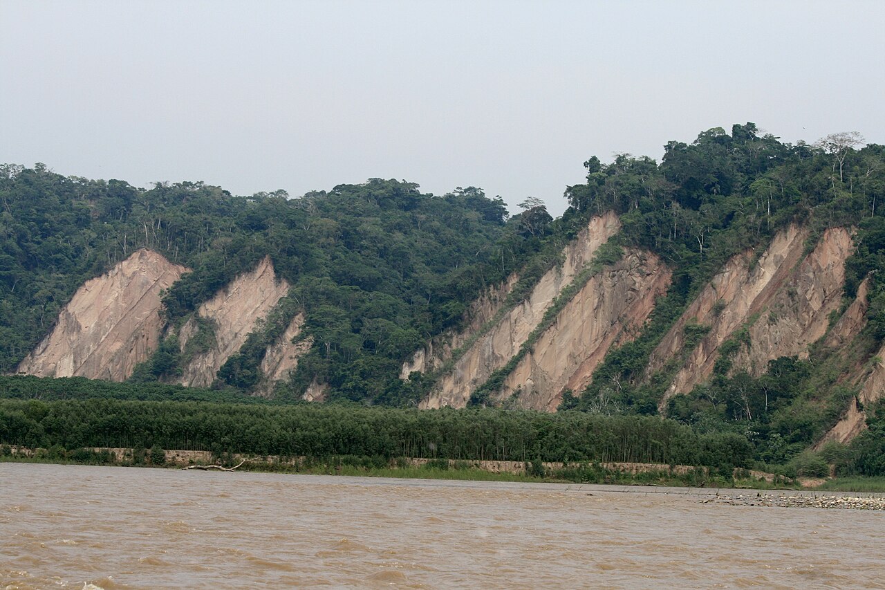 Acantilados y selva a lo largo del río Tuichi, Parque Nacional Madidi