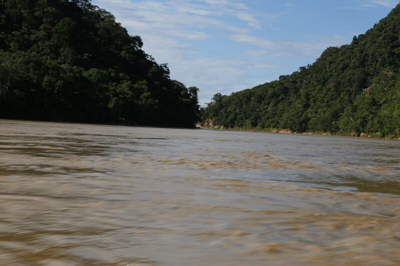 El río atravesando el estrecho de El Bala entre montañas boscosas