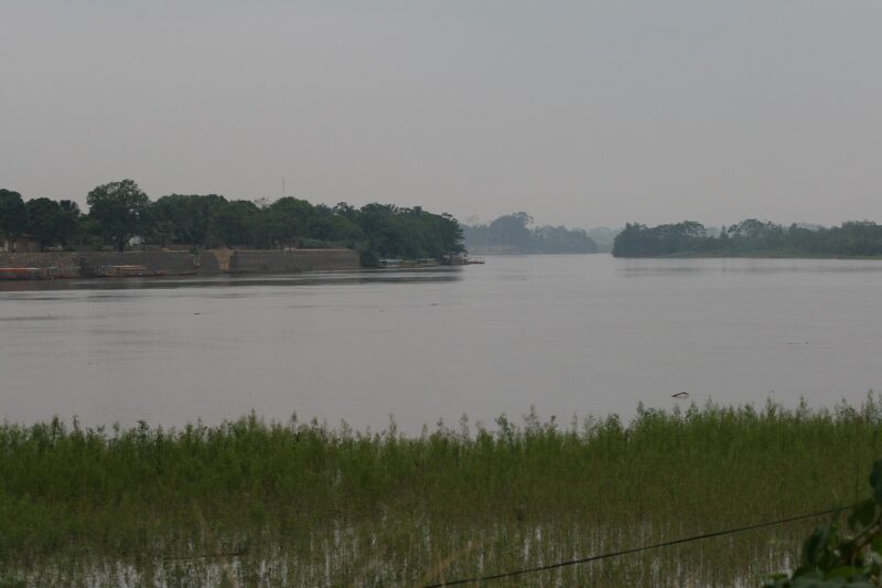 Río Beni a la altura de Rurrenabaque, con montañas boscosas al fondo